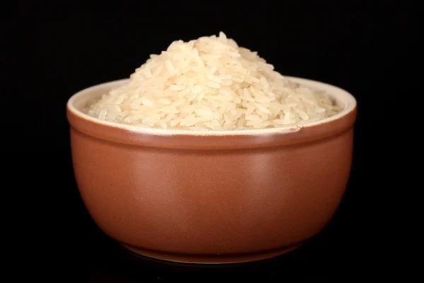 Белый полированный рис в коричневой миске изолирован на черном — стоковое фото