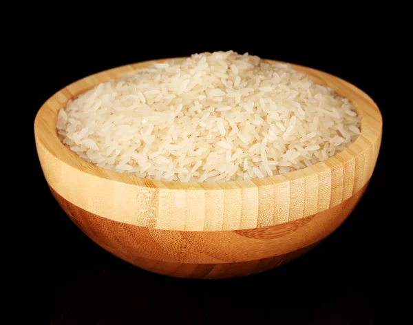 Arroz branco polido em tigela de madeira isolada em preto — Fotografia de Stock