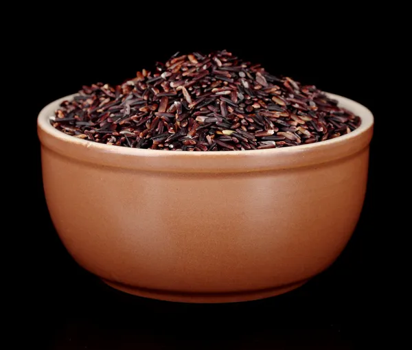 Svart ris i brun skål isolerade på svart — Stockfoto