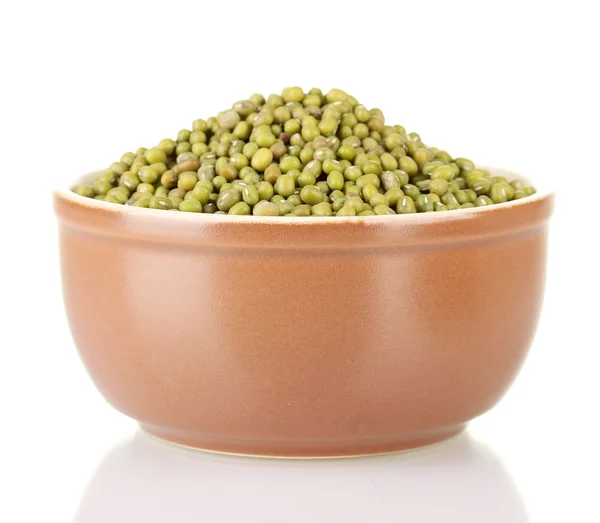 绿绿绿的绿豆放在碗里，与白色隔离 — 图库照片