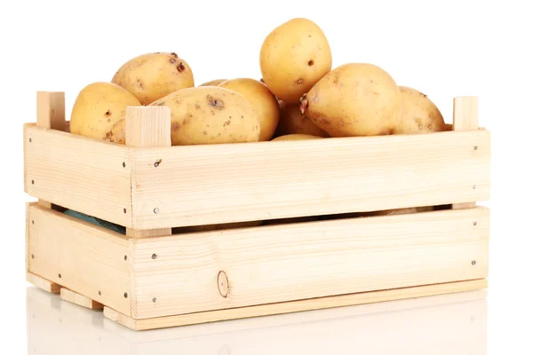 Pommes de terre mûres sur boîte en bois isolée sur blanc — Photo