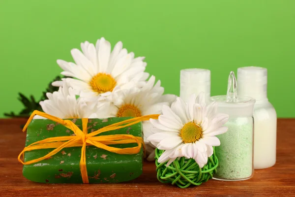 Ingredienti per la produzione di sapone su sfondo verde — Foto Stock