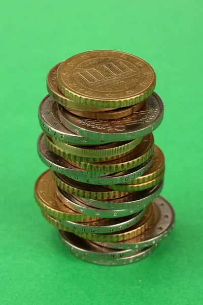Euro-Münzen isoliert auf farbigem Hintergrund — Stockfoto