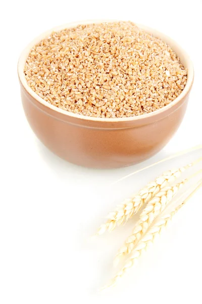 茶色ボウル白で隔離される小麦ふすまのフル — ストック写真