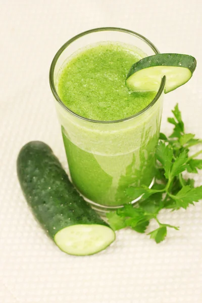 Succo vegetale verde su sfondo chiaro — Foto Stock