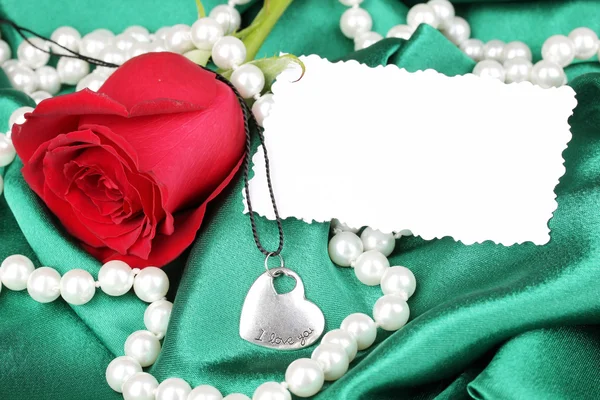 Belle rose rouge avec pendentif coeur — Photo