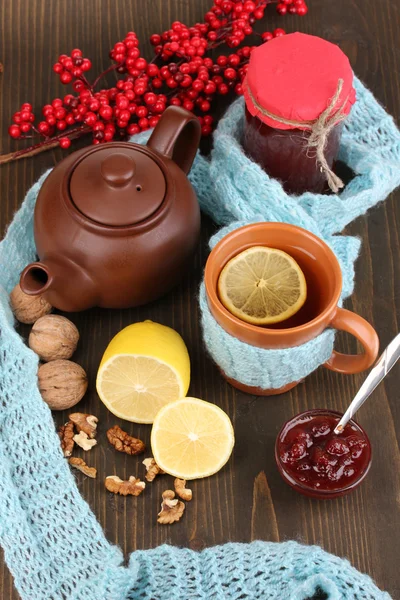 Té útil con mermelada para la inmunidad en primer plano de mesa de madera —  Fotos de Stock