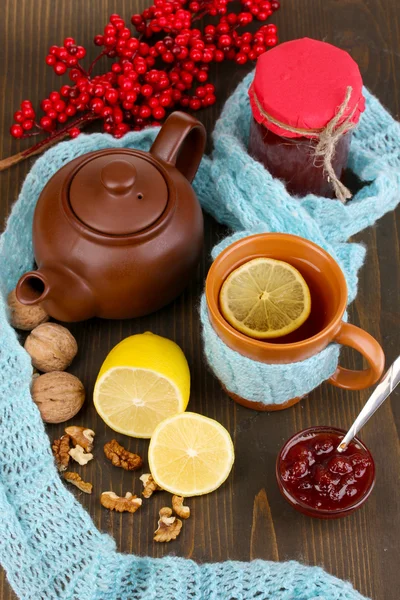 Hasznos tea mentességet a fából készült asztal közelről lekvárral — Stock Fotó