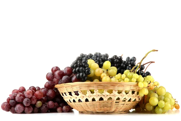 Surtido de uvas dulces maduras en cesta, aisladas en blanco —  Fotos de Stock