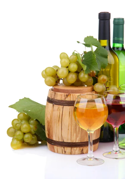 Canna, bottiglie e calici di vino, uva, isolati su bianco — Foto Stock