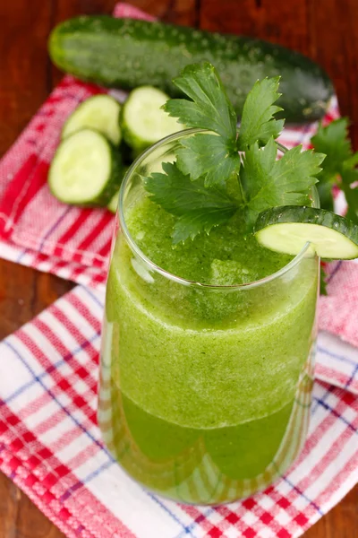 Copo de suco de pepino na mesa de madeira — Fotografia de Stock