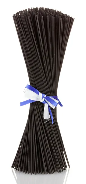 Espaguetis negros con cinta aislada en blanco —  Fotos de Stock