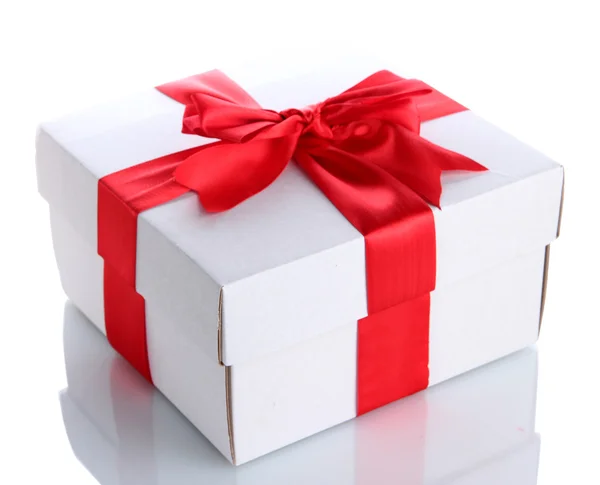 Подарочная коробка с красной лентой, изолированная на белом — стоковое фото