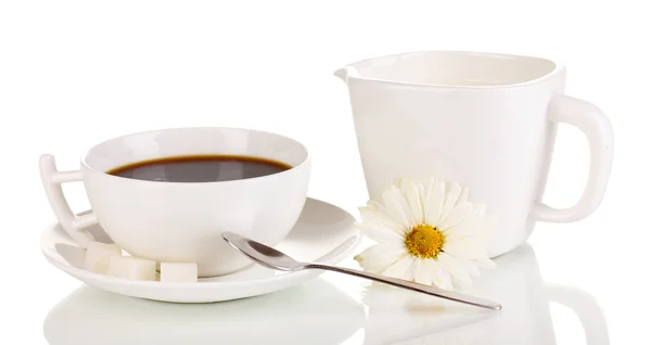 Šálek silné kávy a sladké smetany izolovaných na bílém — Stock fotografie