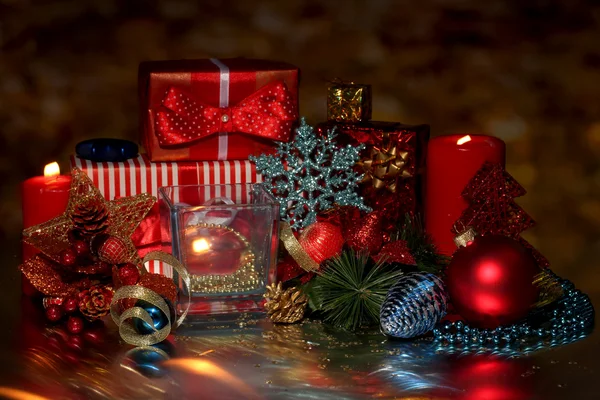 Decoração de Natal e caixas de presente no fundo escuro — Fotografia de Stock