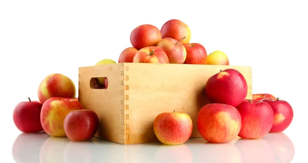 Manzanas jugosas en caja de madera, aisladas en blanco —  Fotos de Stock