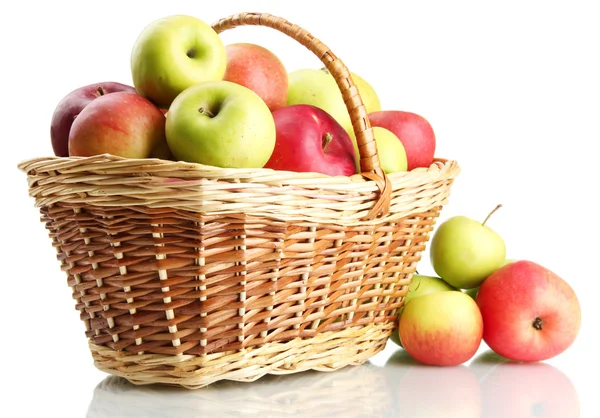 Manzanas jugosas en cesta, aisladas en blanco —  Fotos de Stock