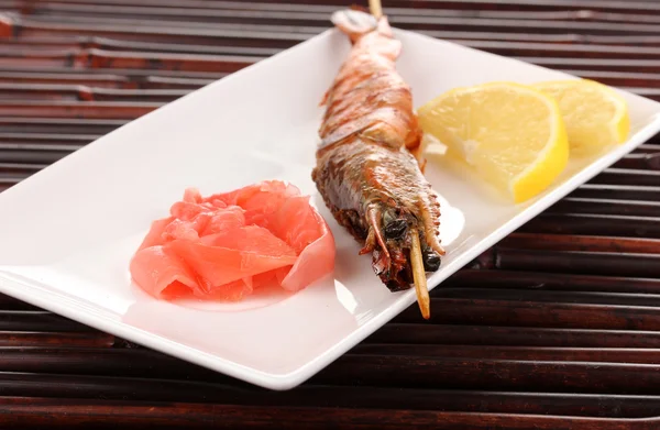 생강과 레몬 접시에 새우 꼬치 킹 — 스톡 사진
