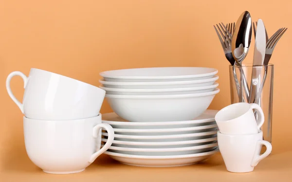 Limpar pratos brancos no fundo bege — Fotografia de Stock