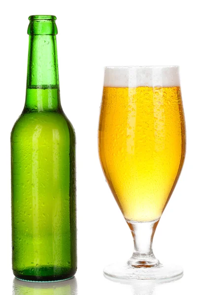 Bottiglia e bicchiere di birra isolati su bianco — Foto Stock