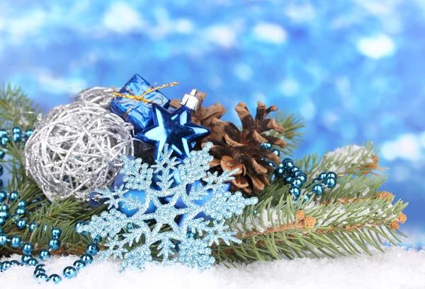 Vánoční dekorace na modrém pozadí — Stock fotografie