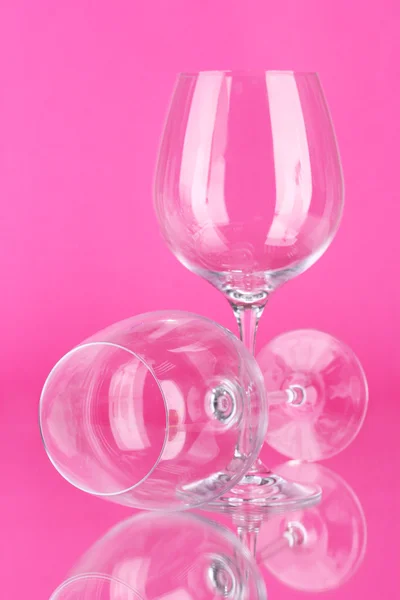 Dois copos de vinho vazios no fundo da cor — Fotografia de Stock