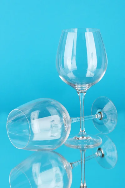 Two empty wine glasses on color background — Stock Photo, Image