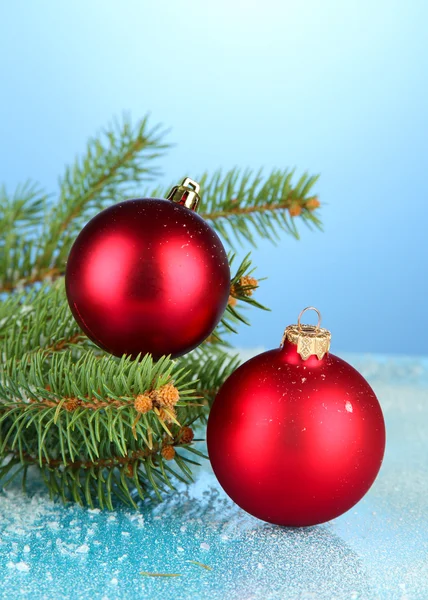 파란색 배경에서 아름 다운 크리스마스 구성 — 스톡 사진