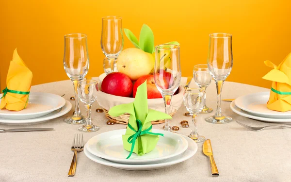 Table setting in green and yellow tones on color background — Stock Photo, Image