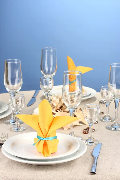 Table setting in white and yellow tones on color background — Stock Photo, Image