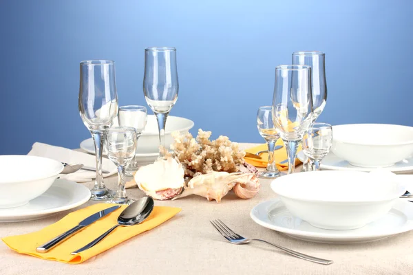 Réglage de la table dans les tons blanc et jaune sur fond de couleur — Photo