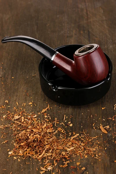 Smoking pipe and tobacco on wooden table close-up — Stock Photo, Image