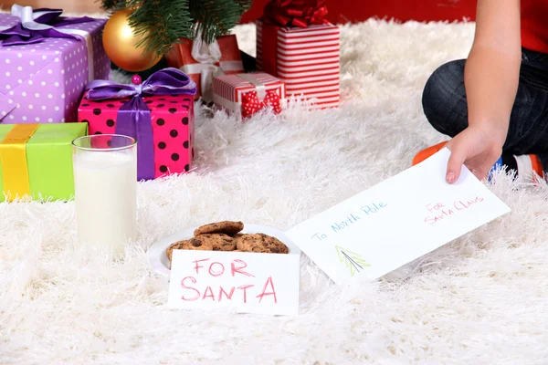 Leite, biscoitos e carta para Papai Noel sob Árvore de Natal — Fotografia de Stock