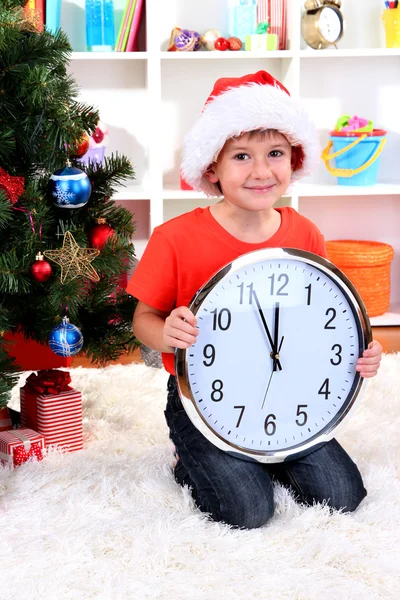 Menino com relógio em antecipação do Ano Novo — Fotografia de Stock