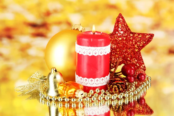 Candela rossa con decorazione natalizia su sfondo luminoso — Foto Stock