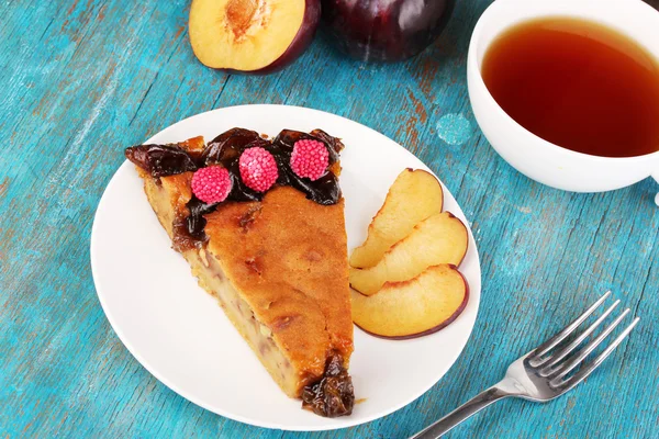나무 테이블에 접시에 맛 있는 파이 — 스톡 사진
