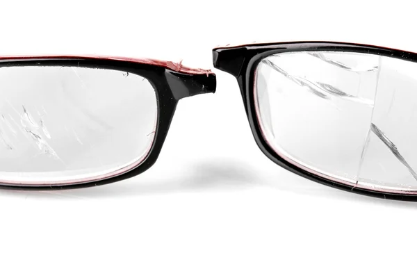 Złamane okulary na białym tle — Zdjęcie stockowe