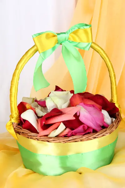 Wedding basket with rose petals — Stock Photo, Image