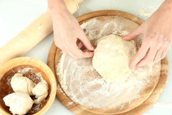 Preparação de massa de pizza isolada em branco — Fotografia de Stock