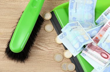 ahşap arka plan yakın çekim üzerinde kürek piyango para