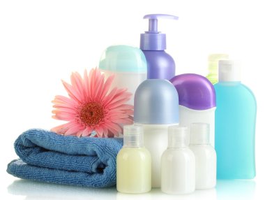 havlu ve üzerinde beyaz izole çiçek ile Kozmetik Şişeler