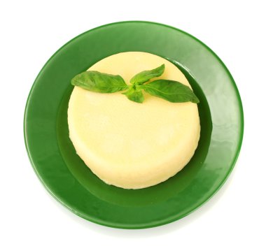 plaka üzerinde beyaz izole yeşil Fesleğenli mozzarella peyniri