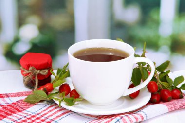 ahşap masa üzerinde hip Güllü çay