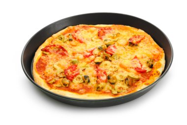 lezzetli deniz ürünleri üzerine beyaz izole tavada pizza
