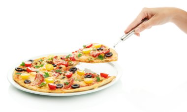 Pizza bir dilim beyaz arka plan yakın çekim mutfak omzuna üzerinde tutan kadının el
