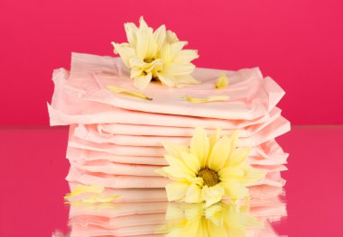 külot astarları bireysel ambalaj ve pembe yakın çekim üzerinde sarı çiçek