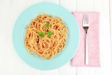Tahta masadaki İtalyan spagettisi.