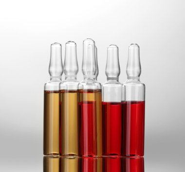 Gri arka planda tıbbi ampule