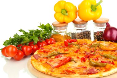 sebzeler üzerinde ahşap tahta üzerinde beyaz izole lezzetli biberli pizza