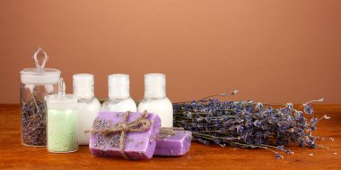 kahverengi zemin üzerine sabun yapımı için malzemeler